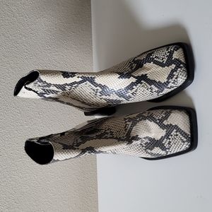 Zara ankle boots with side zipper closure